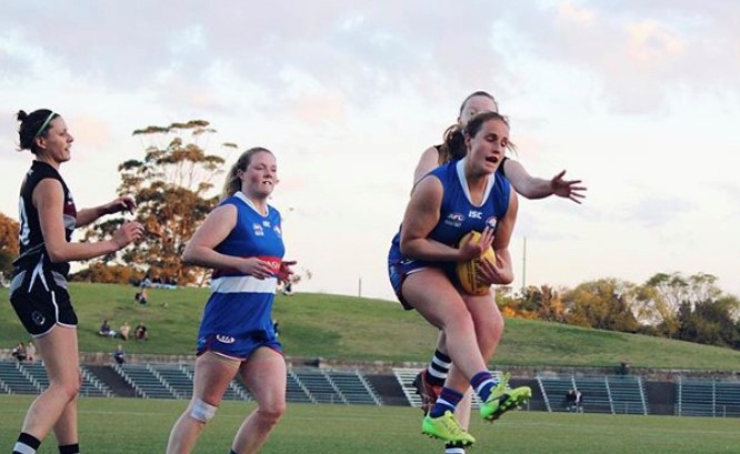 UNSW-ES Bulldogs player takes a contested mark
